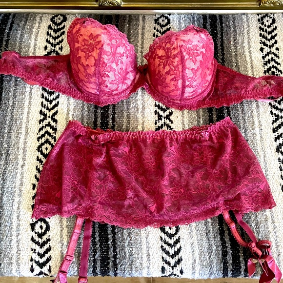 VS Garter Skirt Set - Picture 11 of 13